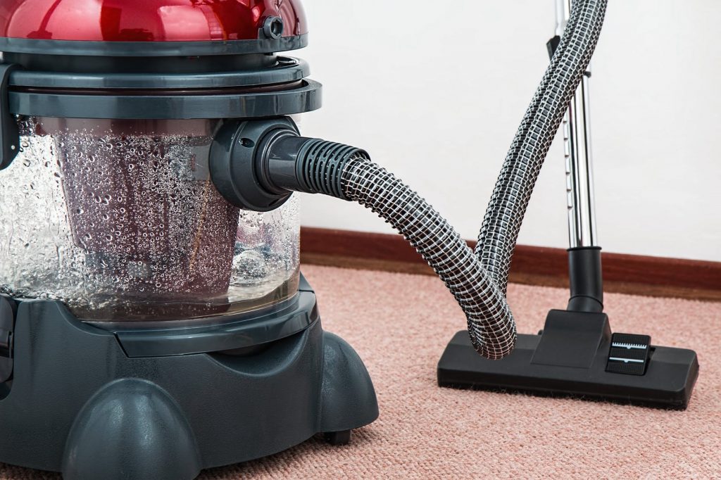 this picture shows extraction method as one of the things you need to know about carpet cleaning